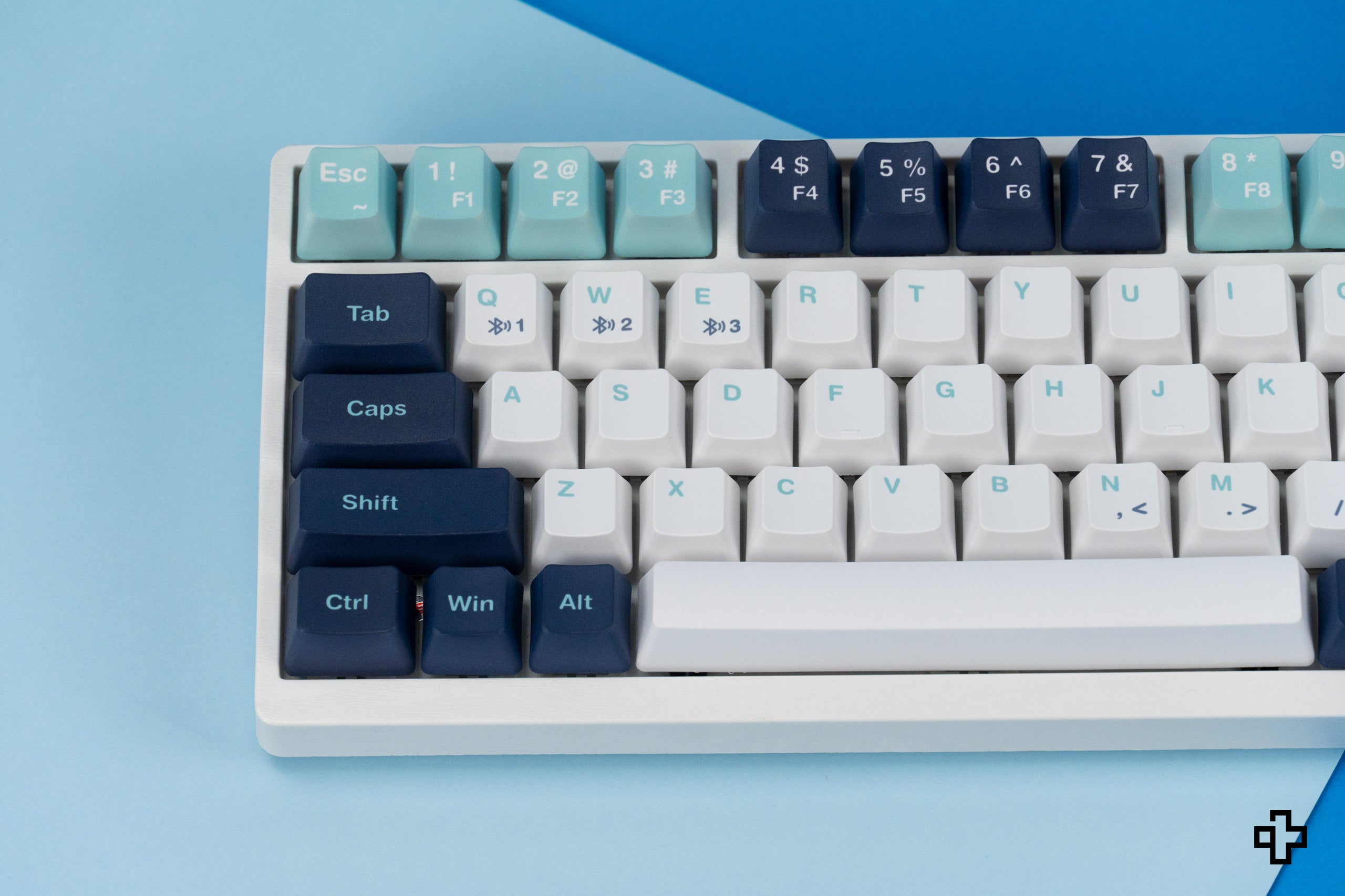 Kit QwertyKey KF1800 White Bluetooth Wireless Hotswap RGB + Key Set