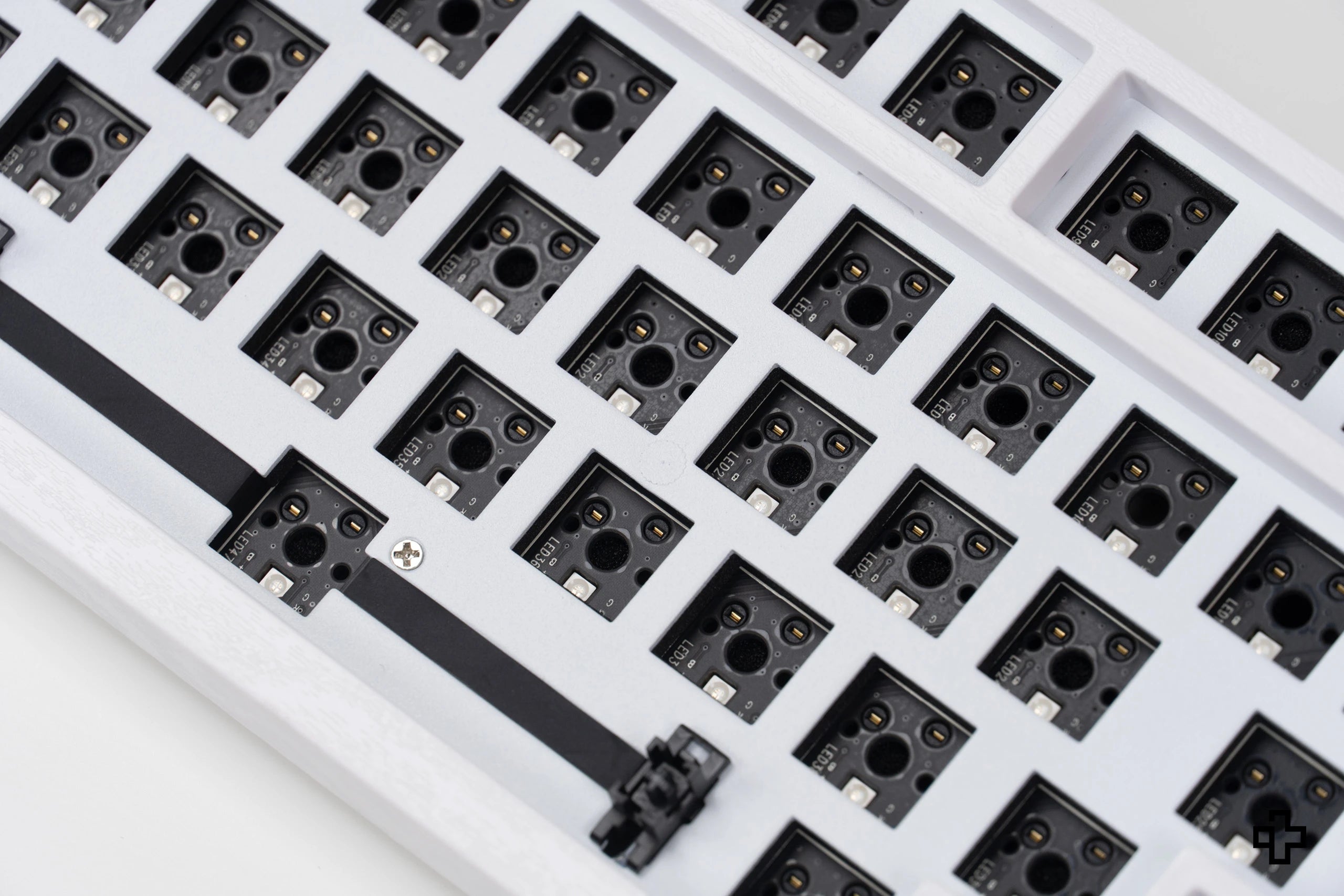 Kit QwertyKey KF1800 White Bluetooth Wireless Hotswap RGB + Key Set