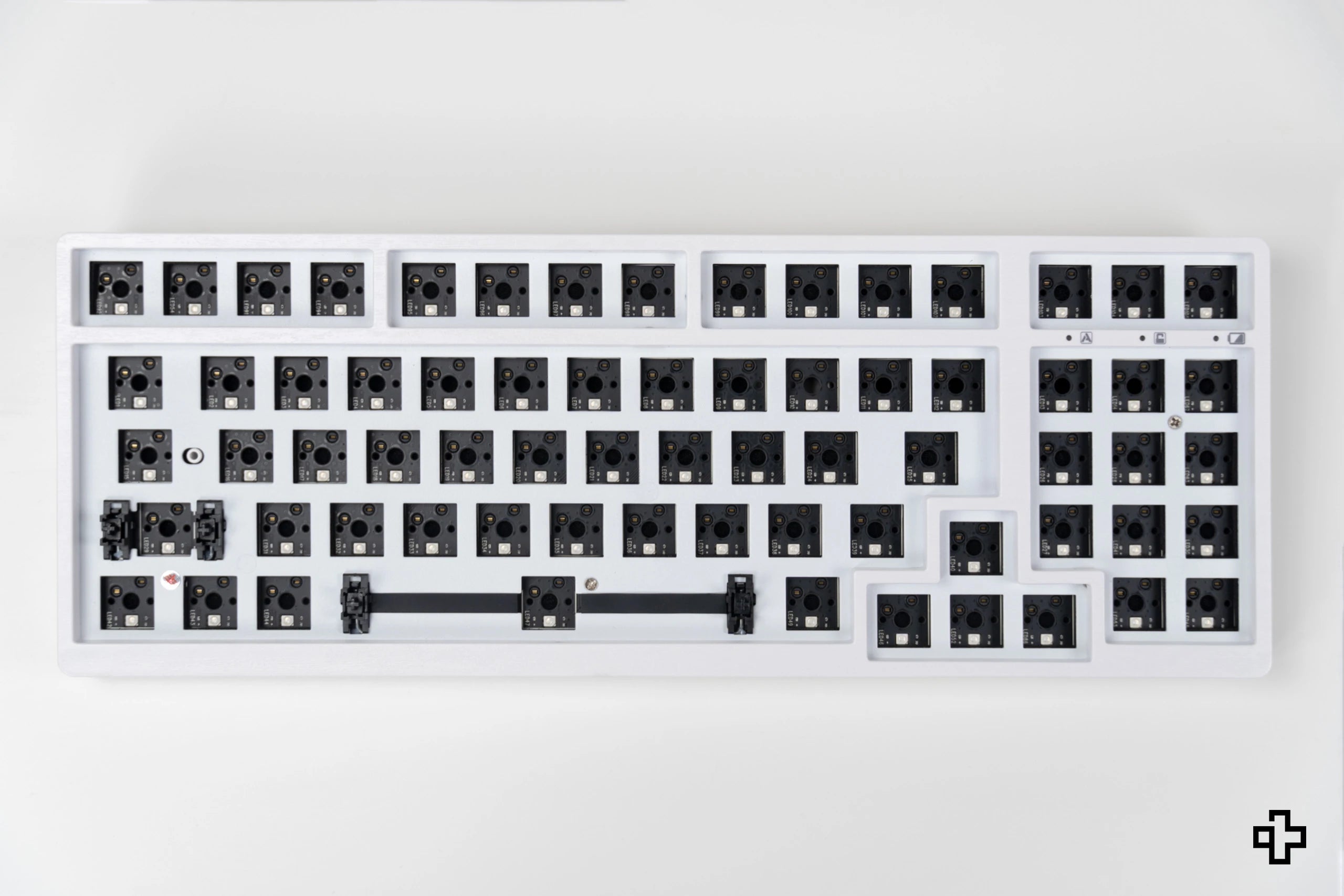 Kit QwertyKey KF1800 White Bluetooth Wireless Hotswap RGB + Key Set