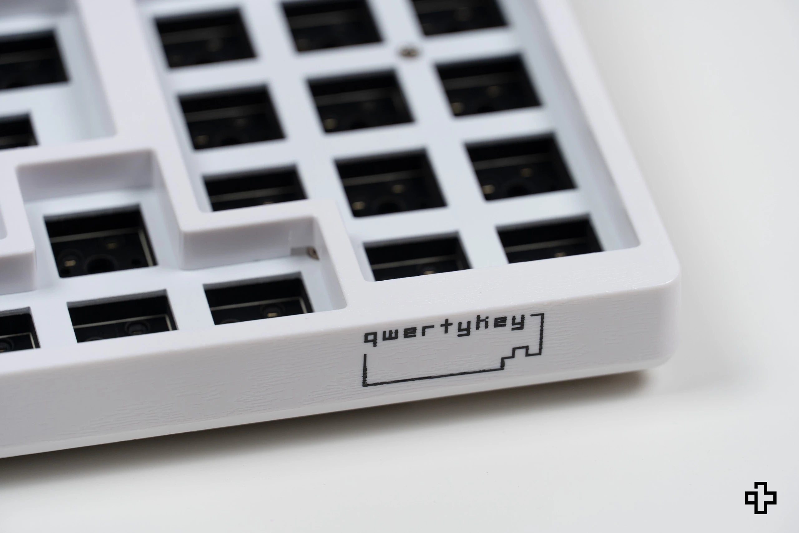 Kit QwertyKey KF1800 White Bluetooth Wireless Hotswap RGB + Key Set