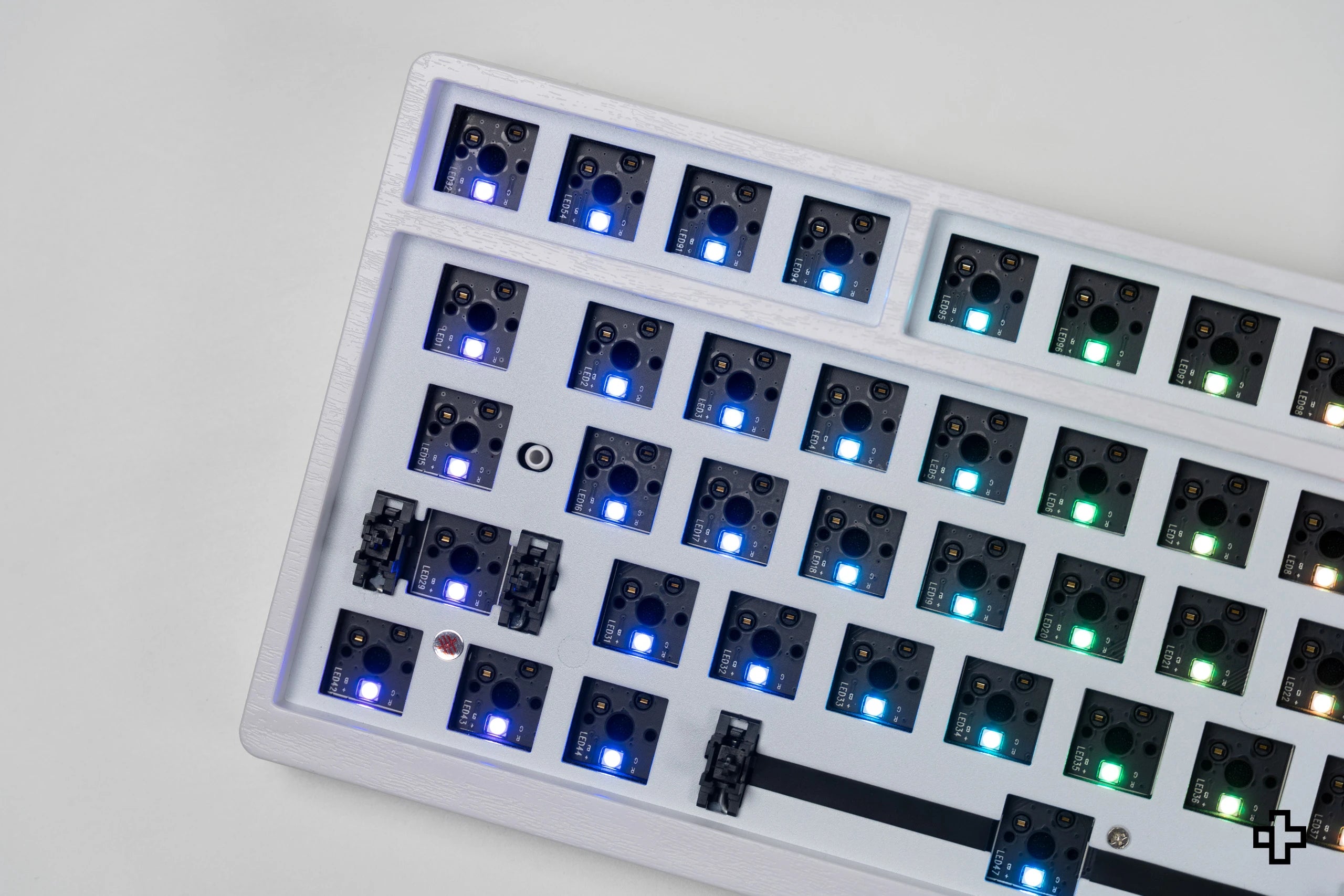 Kit QwertyKey KF1800 White Bluetooth Wireless Hotswap RGB + Key Set