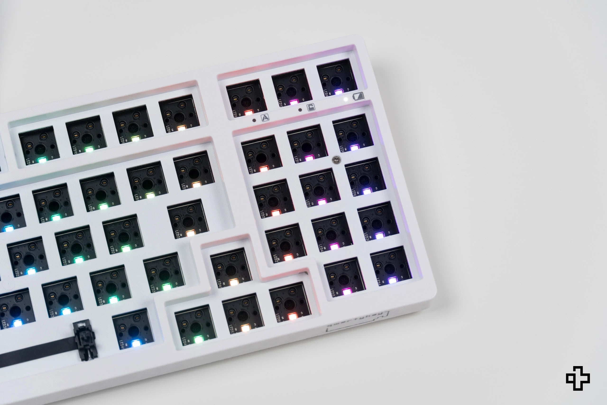 Kit QwertyKey KF1800 White Bluetooth Wireless Hotswap RGB + Key Set