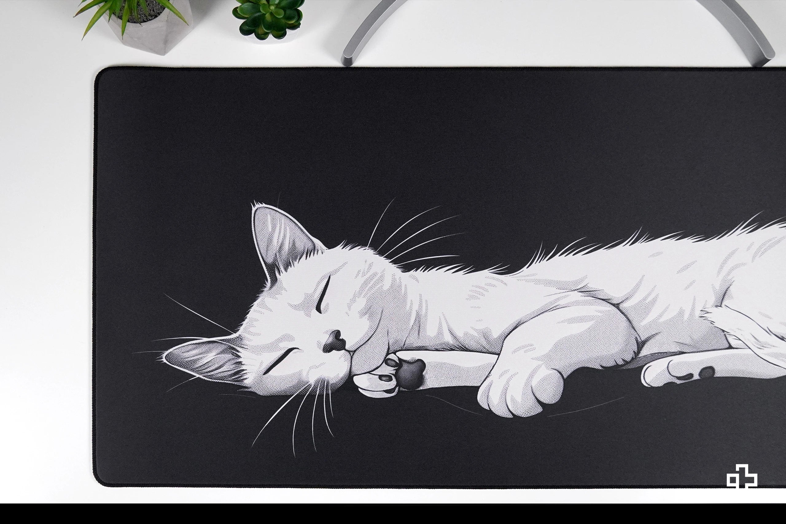 Deskmat Podkładka pod Myszkę QwertyKey Czarny Kot 4mm obszyte krawędzie