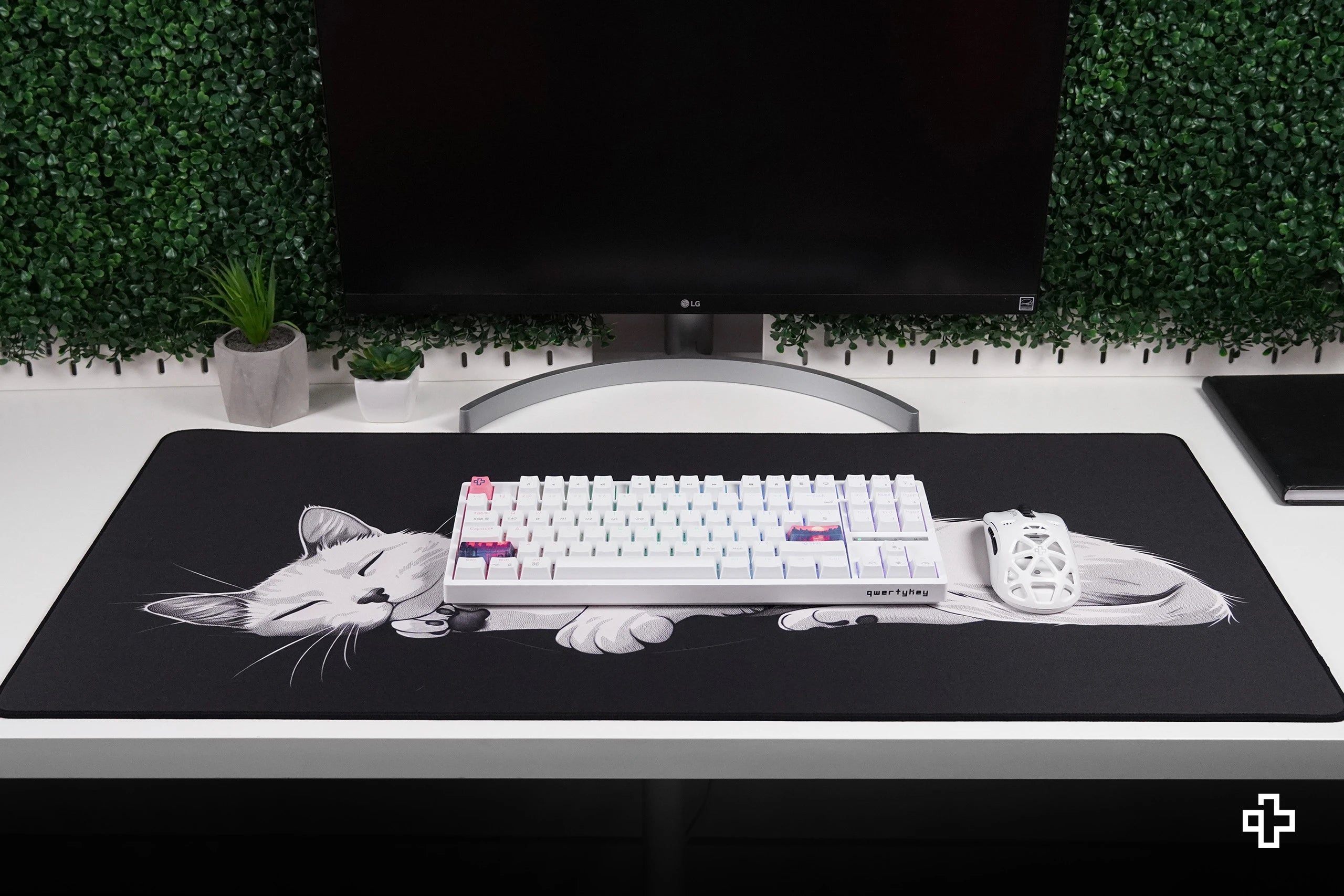 Deskmat Podkładka pod Myszkę QwertyKey Czarny Kot 4mm obszyte krawędzie