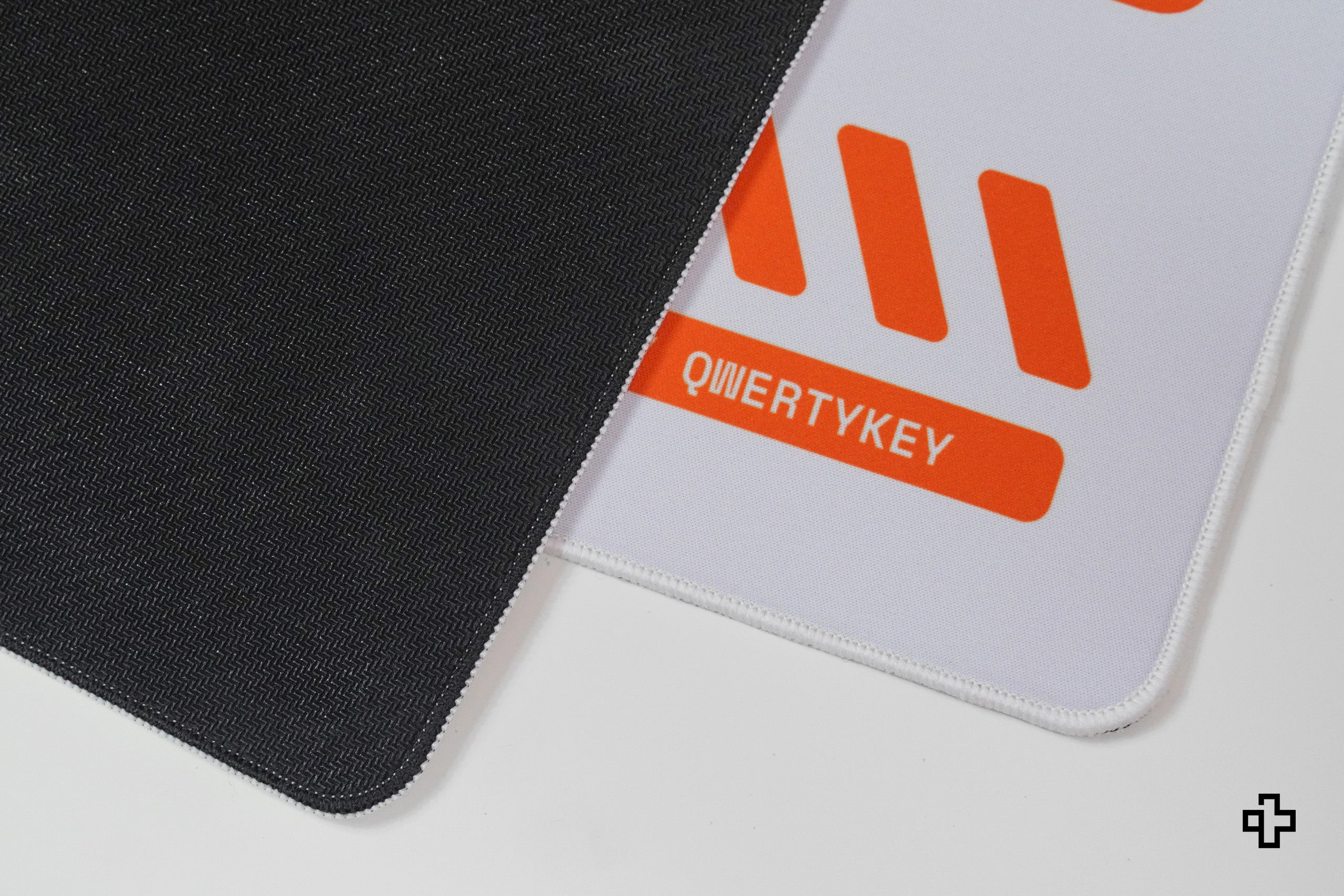 Deskmat Souris QwertyKey Apex 4mm bords cousus