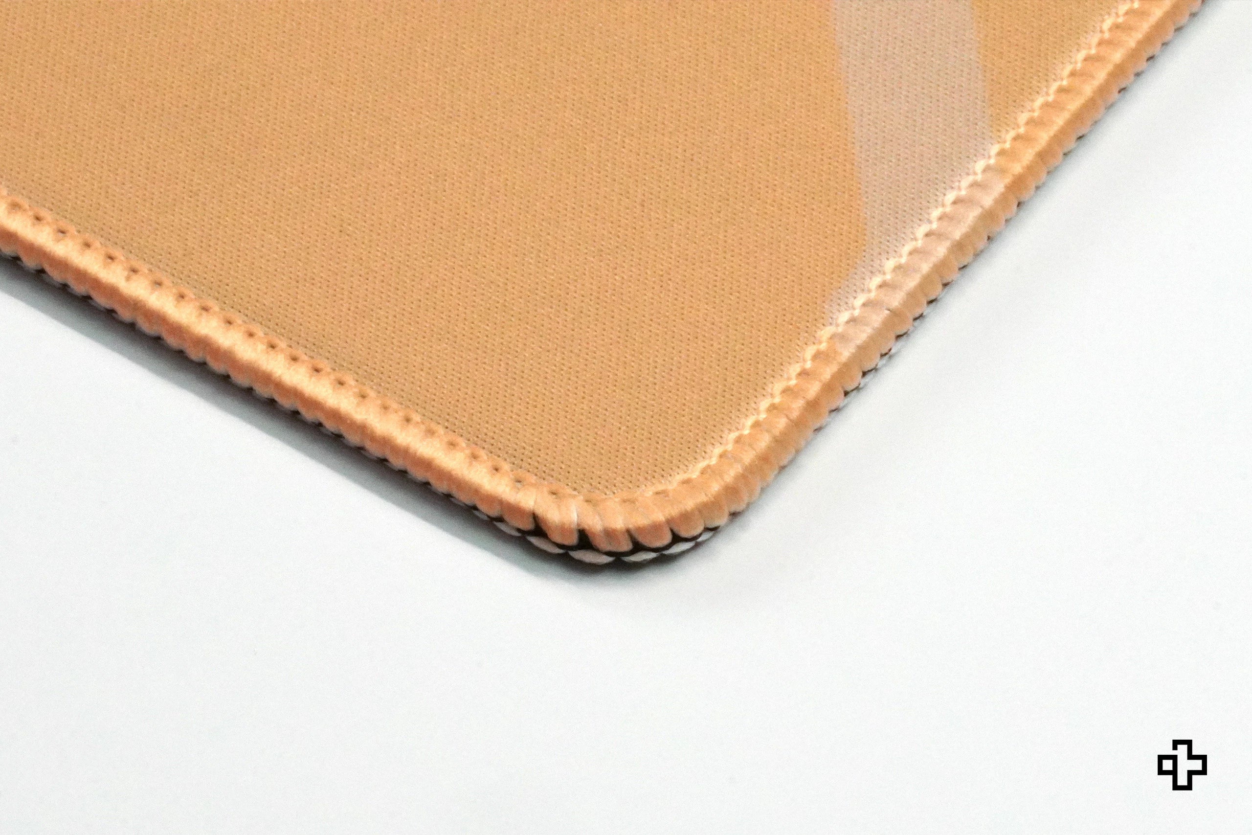 Deskmat Mousepad QwertyKey Hond Vreugde 4mm genaaide randen