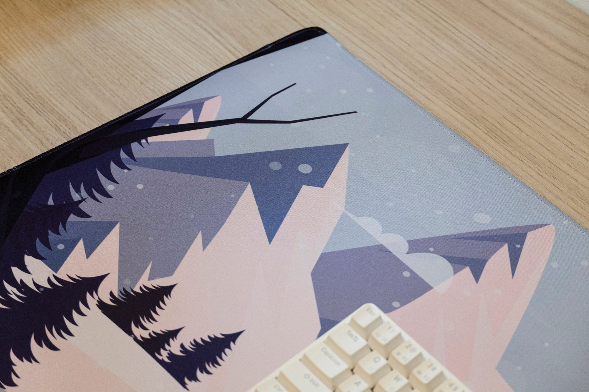 Deskmat Mousepad QwertyKey Winter Blast – 4mm – margini cusute - QwertyKey