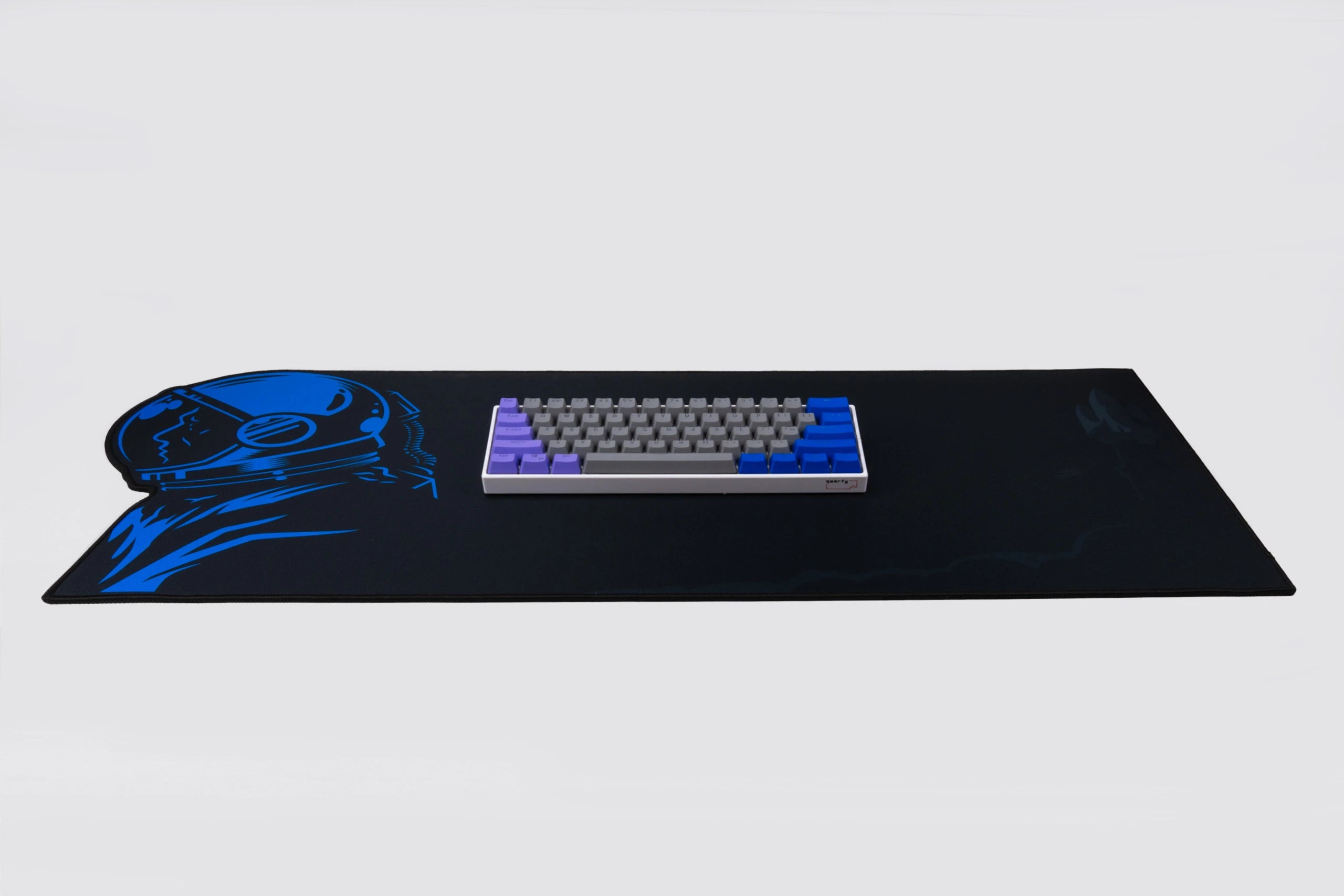 Deskmat Mousepad QwertyKey Spaceman Neregulat 4mm márgenes cosidos