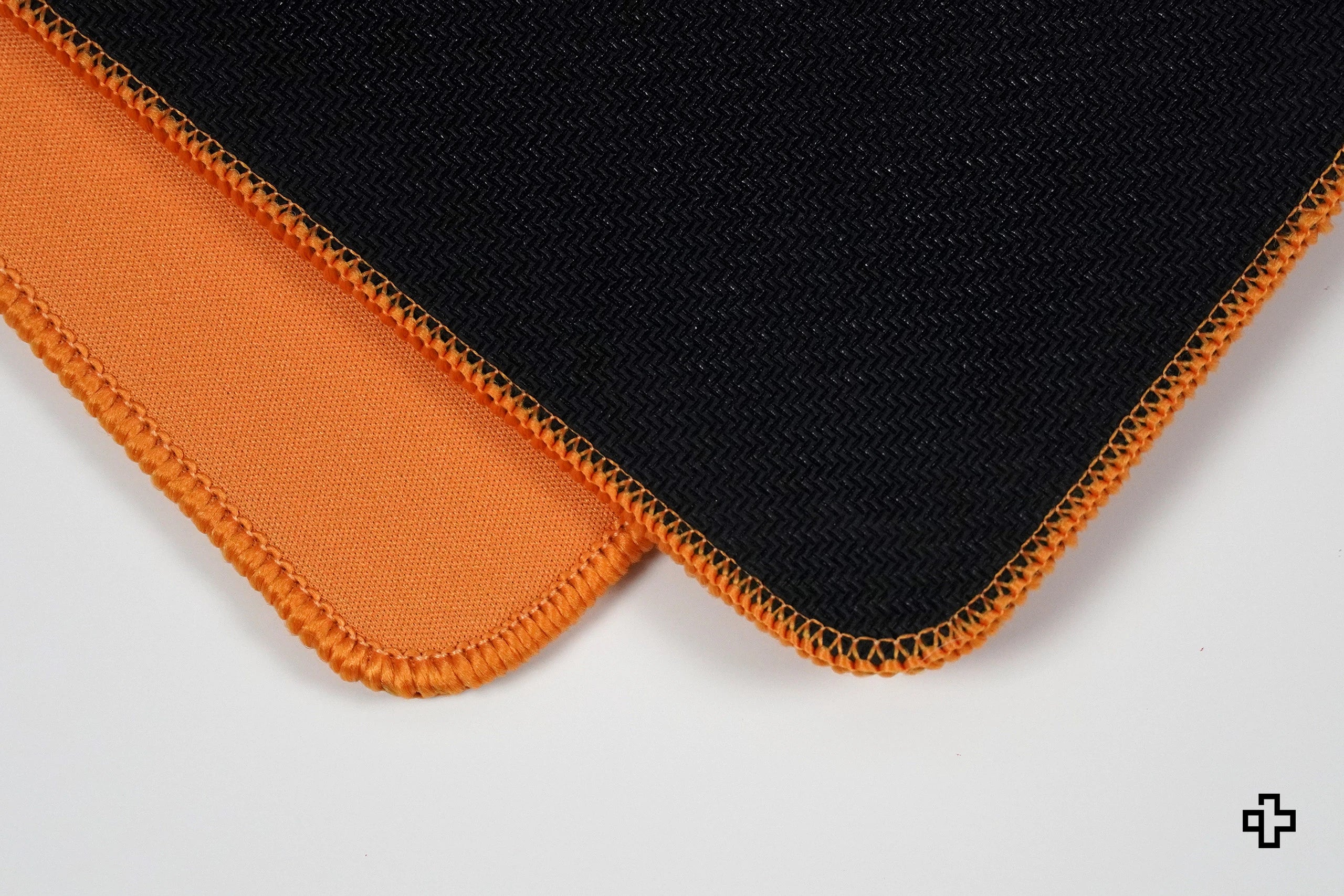 Deskmat Mousepad QwertyKey x ClipFixTV 4mm bordes cosidos