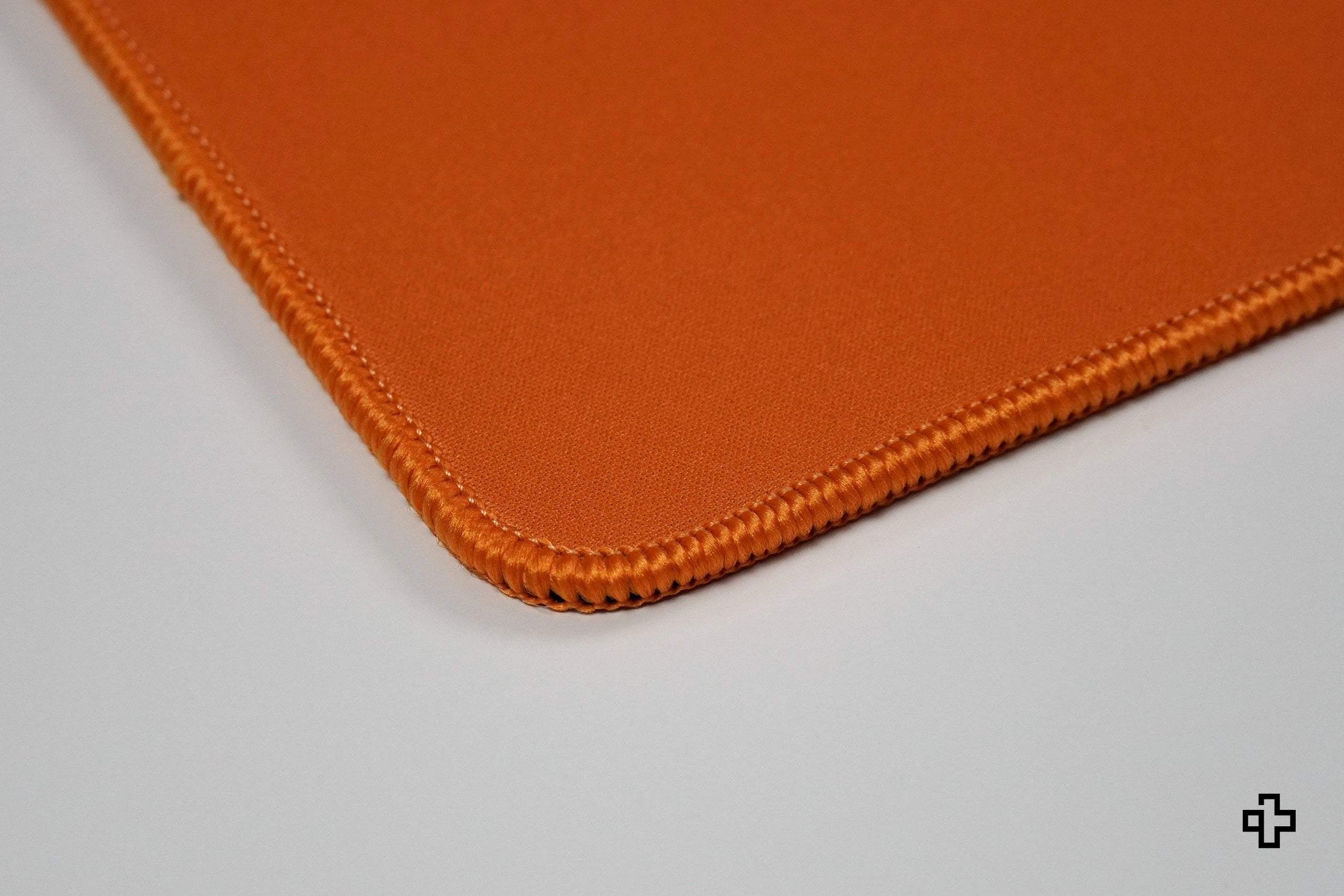 Deskmat Mousepad QwertyKey x ClipFixTV 4mm bordes cosidos
