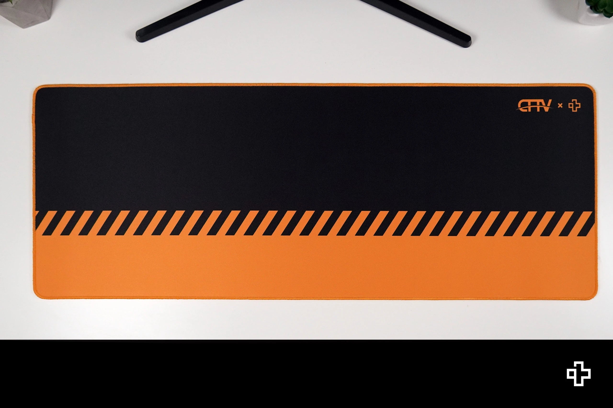 Deskmat Mousepad QwertyKey x ClipFixTV 4mm bordes cosidos
