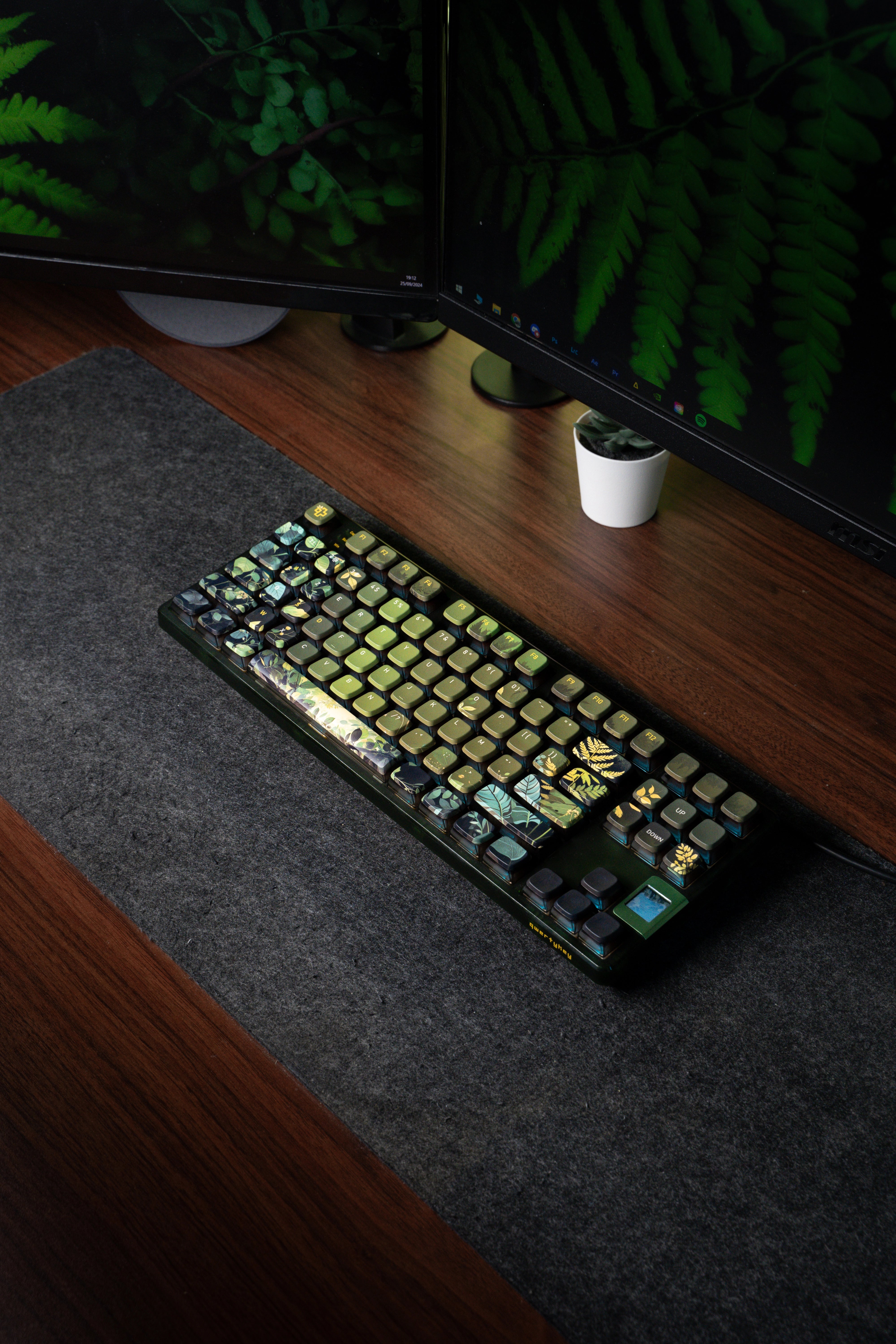 QwertyKey80 Leaf Bluetooth Wireless Hotswap RGB QMK/VIA Gasket Mounted Gaming Mechanical Keyboard with a Screen