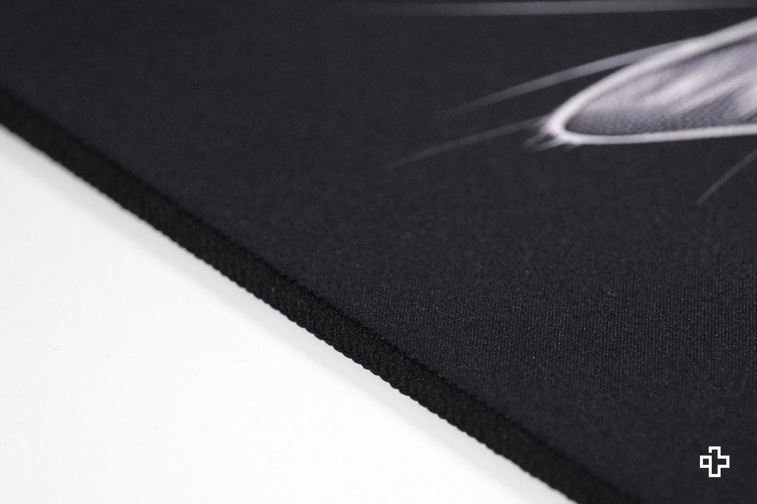 Deskmat Podkładka pod Myszkę QwertyKey Czarny Kot 4mm obszyte krawędzie