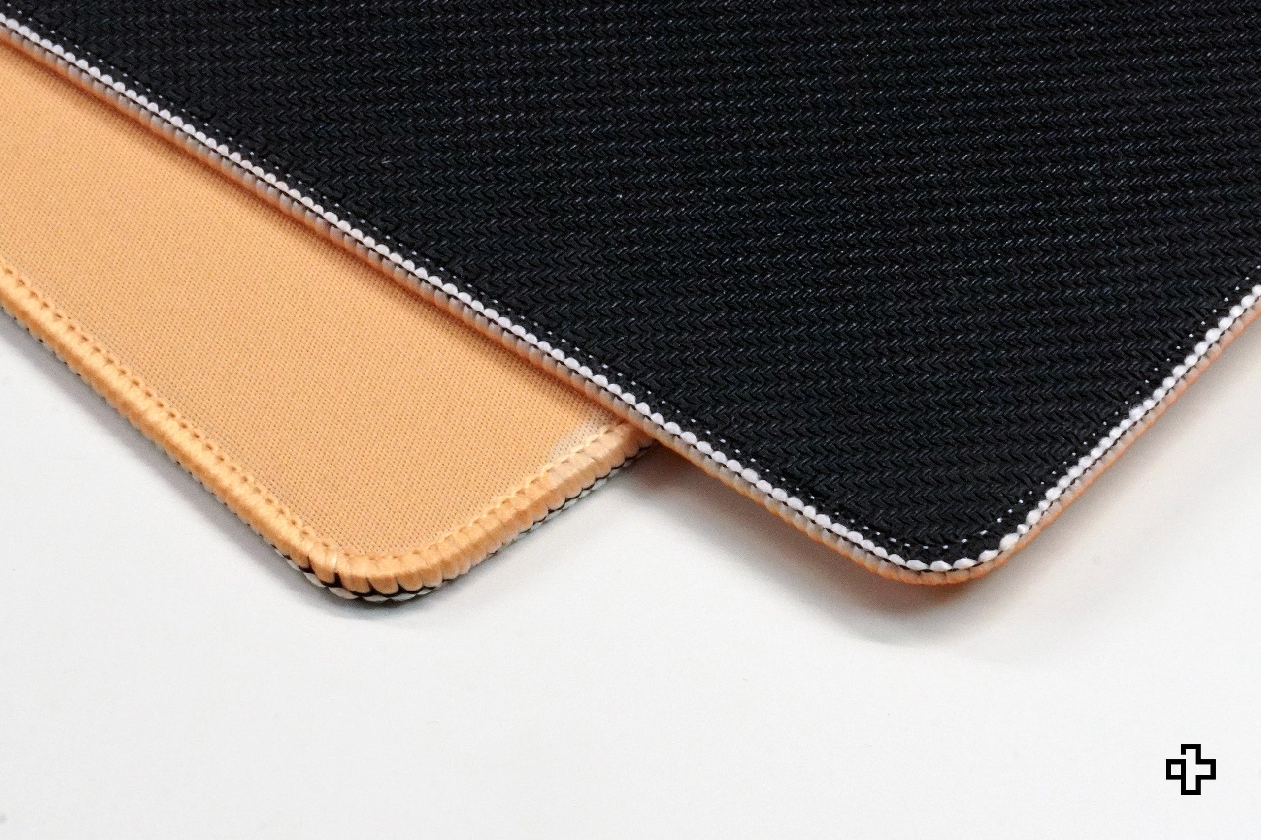 Deskmat Mousepad QwertyKey Hond Vreugde 4mm genaaide randen