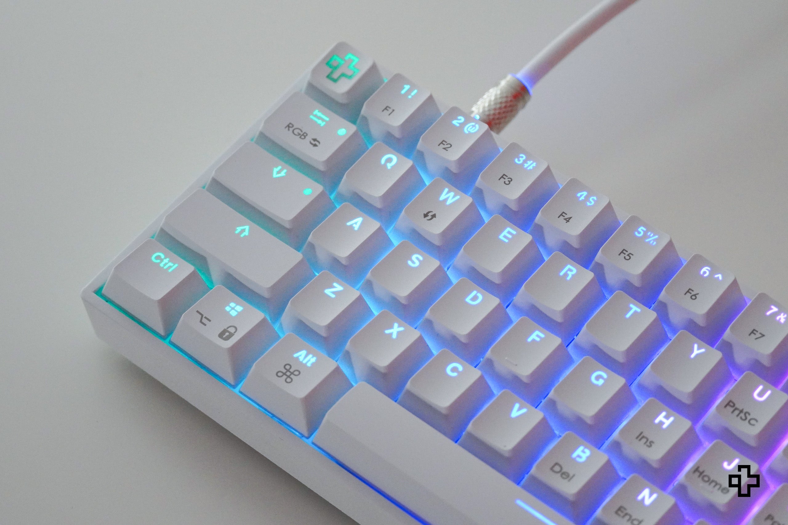 QwertyKey Split Alba Hotswap RGB Tastatura Mecánica Gaming