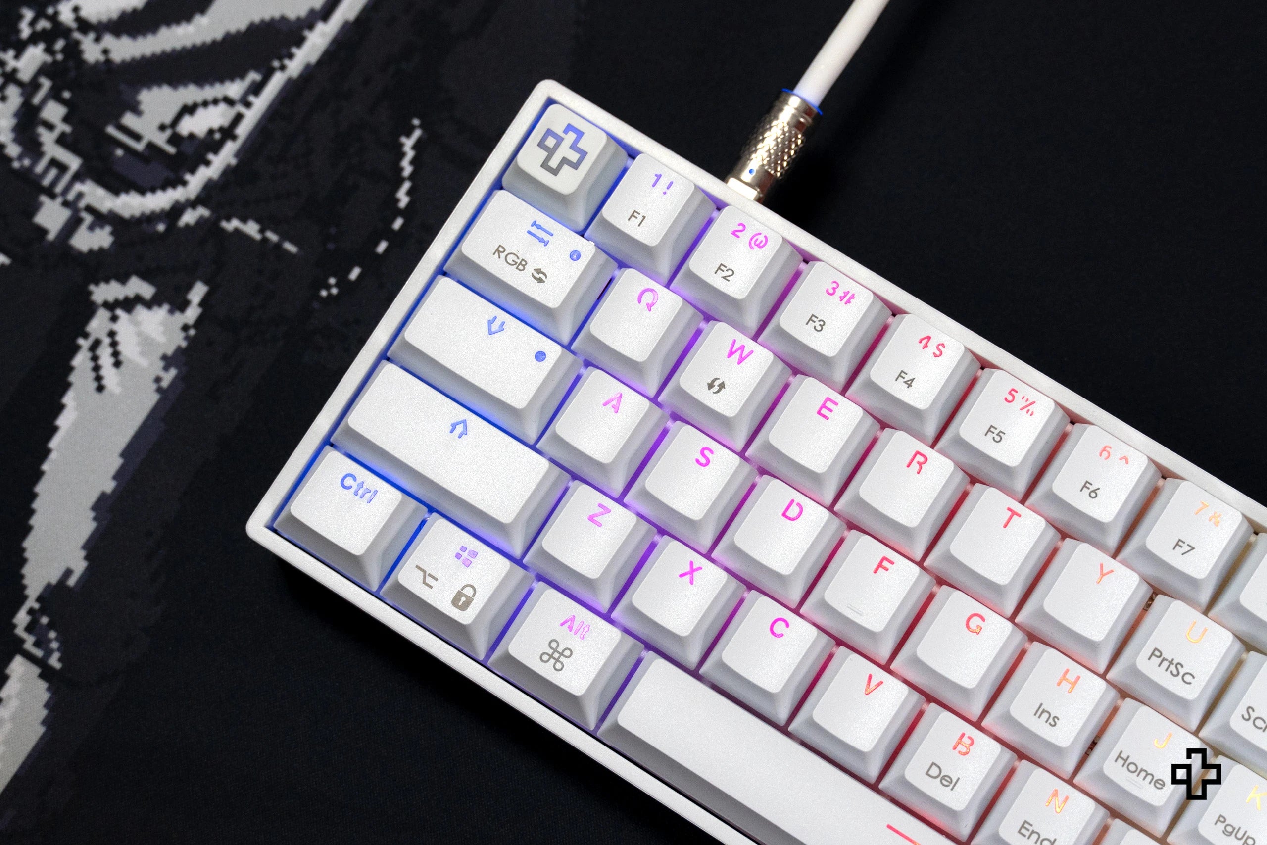 QwertyKey H61 Split Alba Hotswap RGB Tastatura Meccanica Gaming